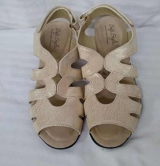 Soft Style Womens Sandals Soft Delight 2" Wedge Heel Beige & Gold Metalliac Sz 8 - Picture 2 of 9